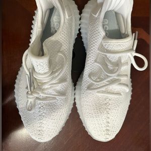 White Yeezy women 7 1/2. Lightly used. I’m able to negotiate